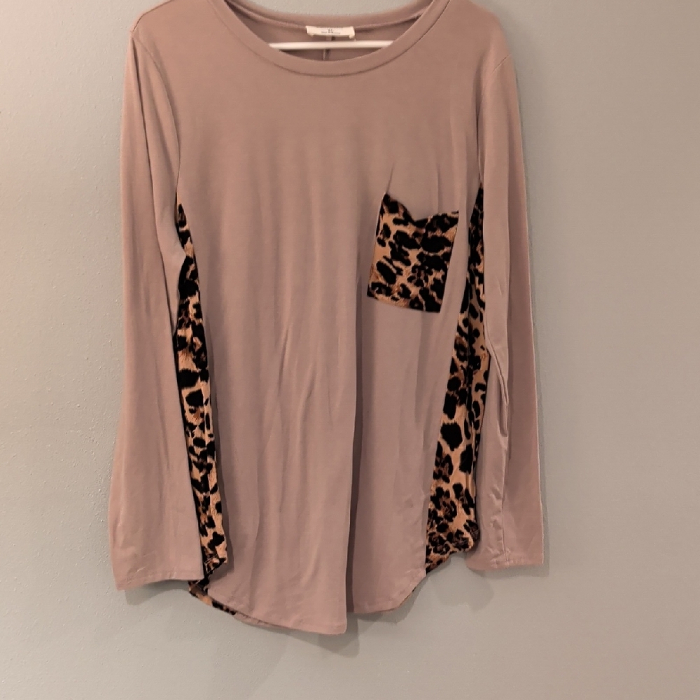 Zenana Outfitters Beige Leopard Accent Long Sleeve Tee